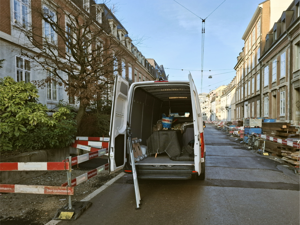 Lieferwagen der Kleintransporte Schweiz bei einem Transport in Bern