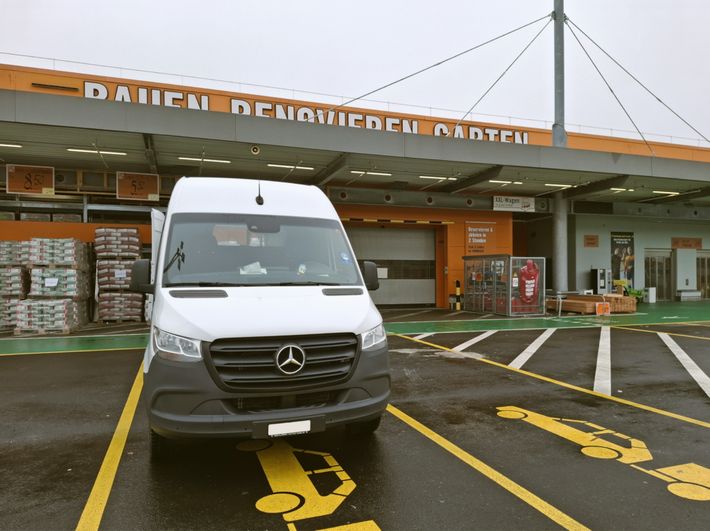 Lieferwagen der Kleintransporte Schweiz bei einem Transport in Schwyz