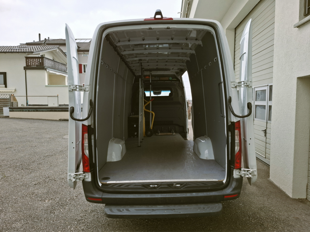 Lieferwagen der Kleintransporte Schweiz bei einem Umzug in Bern