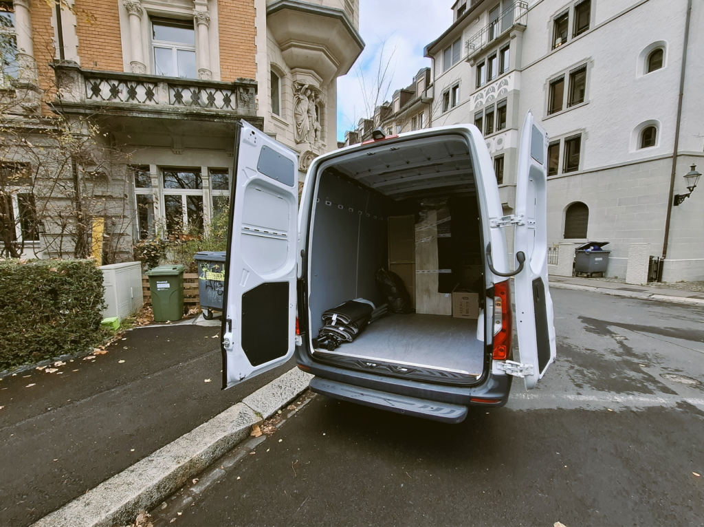 Lieferwagen der Kleintransporte Schweiz bei einem Umzug nach Köln