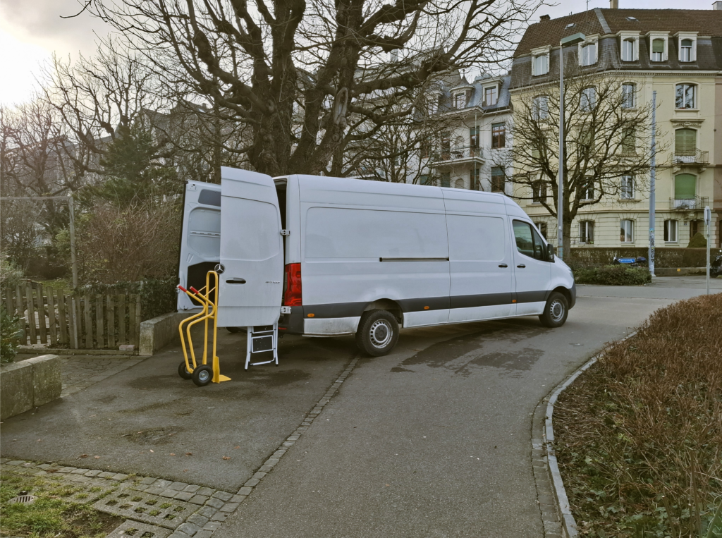 Lieferwagen der Kleintransporte Schweiz bei einem Kleintransport nach Köln