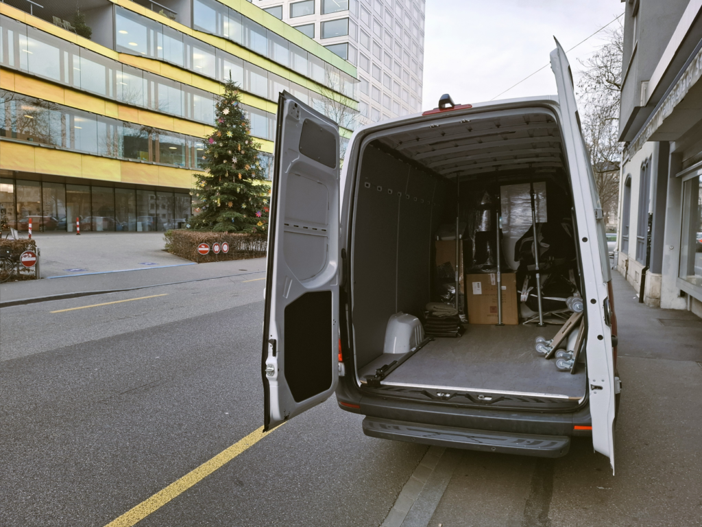 Lieferwagen der Kleintransporte Schweiz bei einem Umzug in Basel