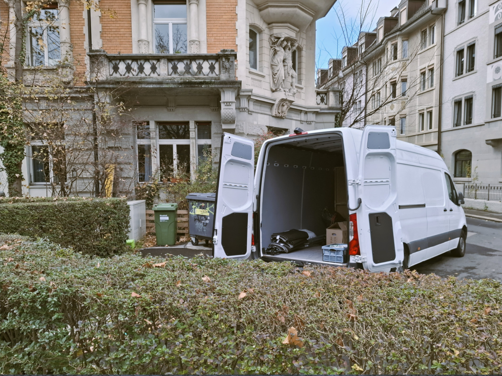 Lieferwagen der Kleintransporte Schweiz bei einem Mini Umzug in Zürich