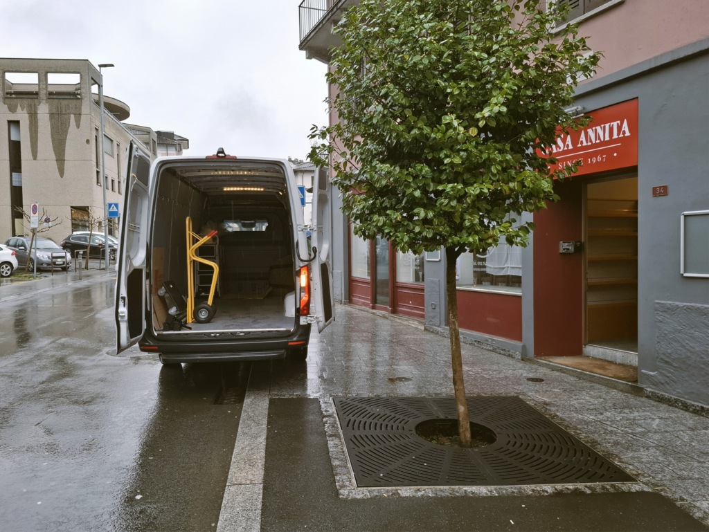 Lieferwagen der Kleintransporte Schweiz bei einem Kleintransport im Tessin