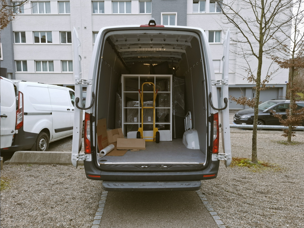 Lieferwagen der Kleintransporte Schweiz bei einem Mini Umzug in der Schweiz