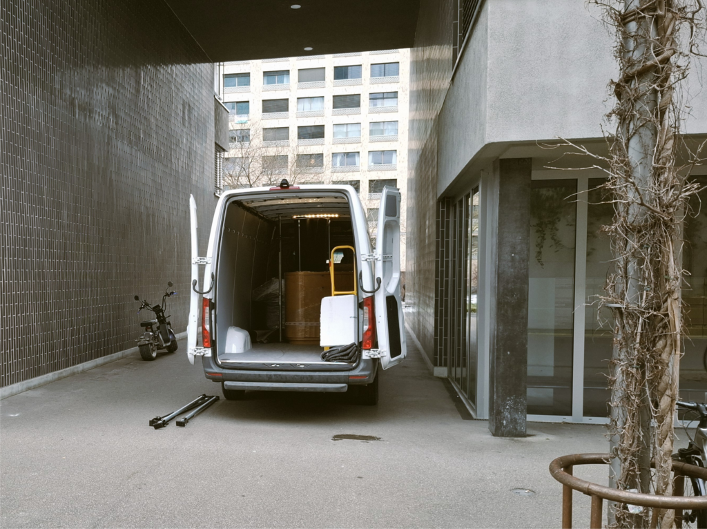 Lieferwagen der Kleintransporte Schweiz bei einem Umzug nach Hamburg