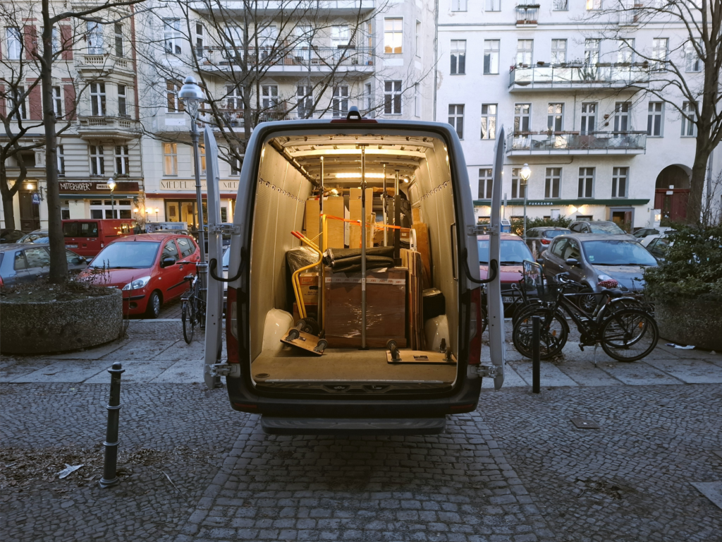 Lieferwagen der Kleintransporte Schweiz bei einem Umzug nach Berlin
