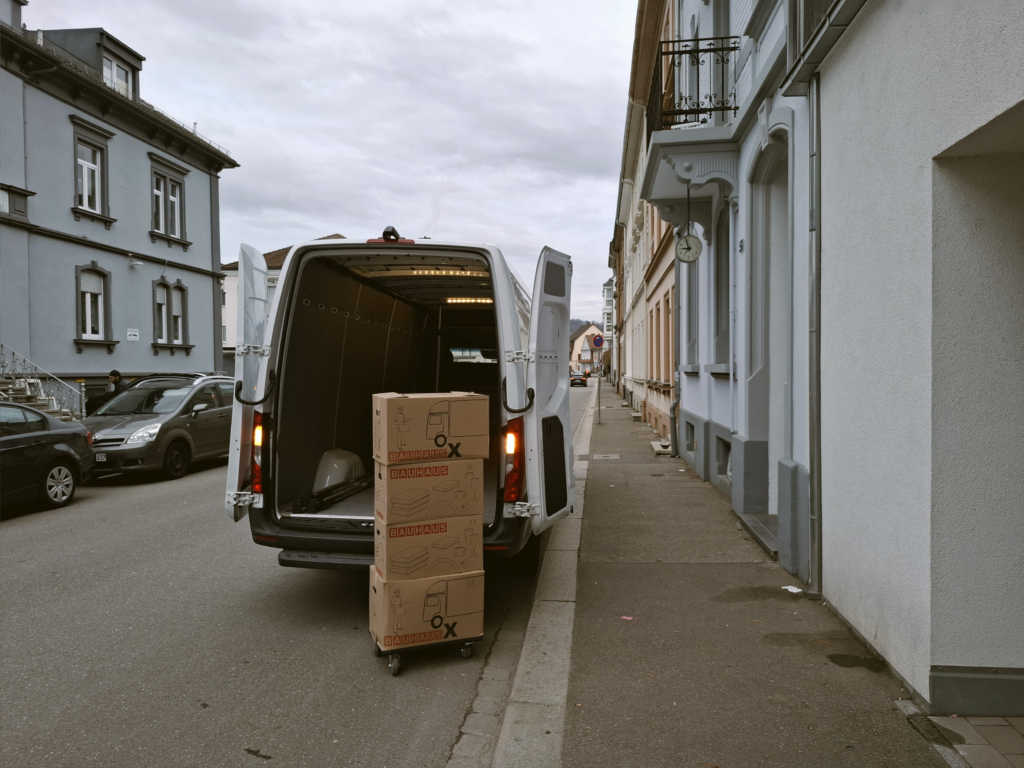 Lieferwagen der Kleintransporte Schweiz bei einem Kleintransport nach Hamburg