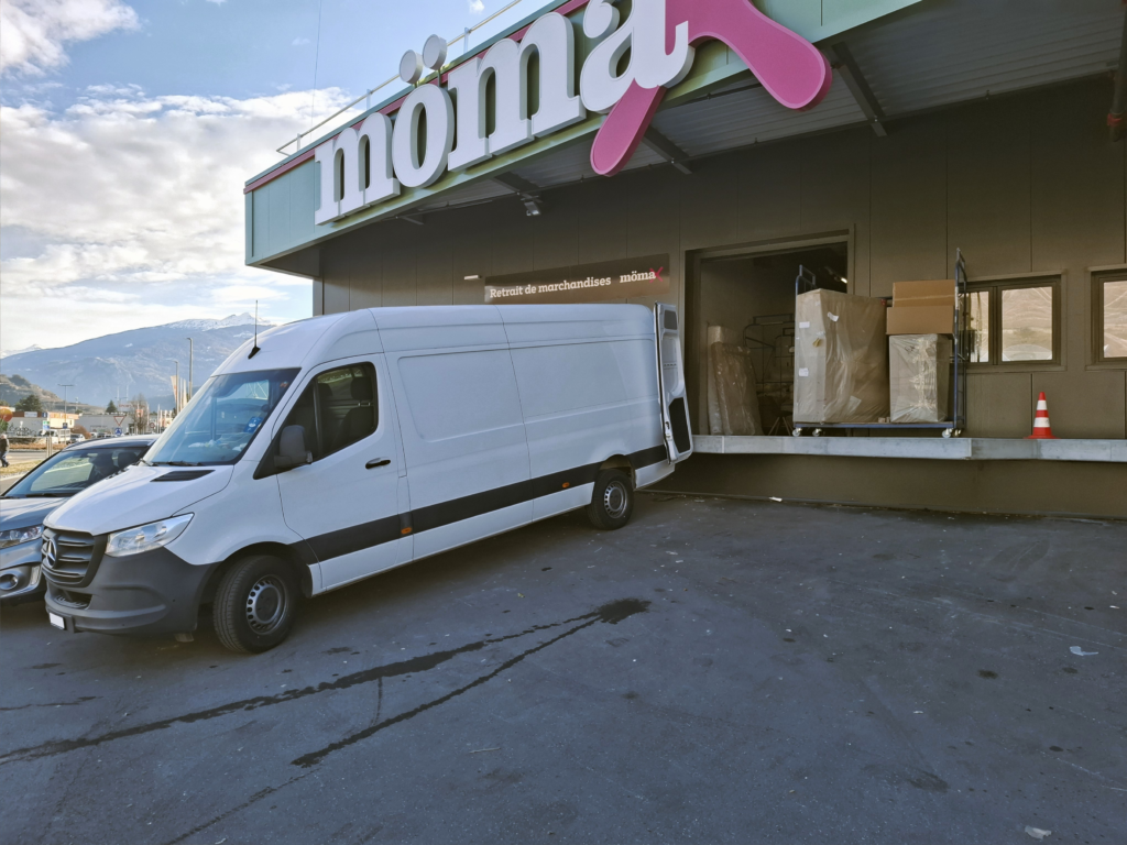 Lieferwagen der Kleintransporte Schweiz bei mömax an der Laderampe