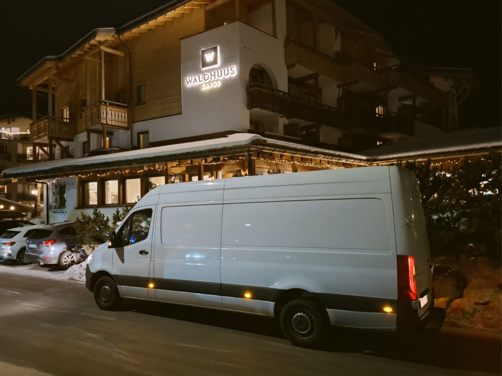 Lieferwagen der Kleintransporte Schweiz bei einem Kleintransport in Graubünden