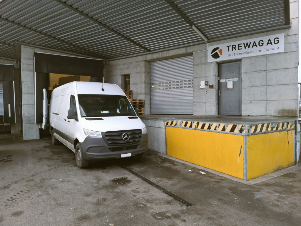 Lieferwagen der Kleintransporte Schweiz bei einer Express Lieferung in Zürich