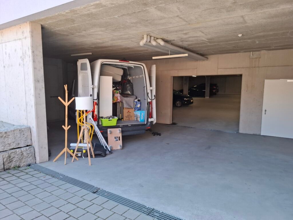 Lieferwagen der Kleintransporte Schweiz bei einem Umzug in Eglisau