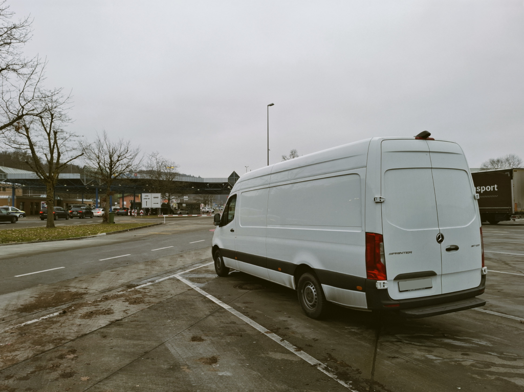 Lieferwagen der Kleintransporte Schweiz beim Zoll in Thayngen